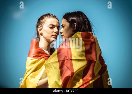 Barcelona, Spanien. 08 Okt, 2017. Oktober 08 Th, 2017 Barcelona, Spanien. Zwei Freunde tragen die spanischen und katalanischen Flagge nehmen Sie teil an einer anti-unabhängigkeit Demonstration nach einer Sezession Referendum am 1. Oktober. das spanische Verfassungsgericht die katalanische Referendum Gesetz nach der zentralen Regierung ausgesetzt hat, hat es in den Gerichten credit herausgefordert: Matthias oesterle/alamy leben Nachrichten Stockfoto