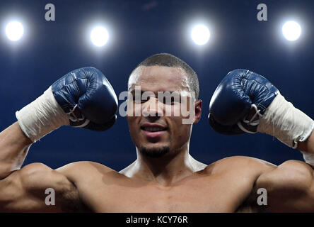 Stuttgart, Deutschland. Oktober 2017. Chris Eubank Jr. aus Großbritannien nach seinem Sieg im Super-Mittelgewicht-Viertelfinale des IBO-Boxweltcups in Stuttgart am 7. Oktober 2017. Quelle: Marijan Murat/dpa/Alamy Live News Stockfoto