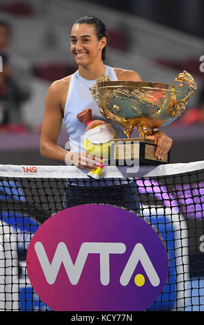 Peking, China. Oktober 2017. Caroline Garcia aus Frankreich feiert mit ihrer Trophäe, nachdem sie am 8. Oktober 2017 beim Tennis-Turnier der China Open in Peking, der Hauptstadt Chinas, das Finale der Frauen gegen Simona Halep aus Rumänien gewonnen hat. Quelle: Li Jundong/Xinhua/Alamy Live News Stockfoto