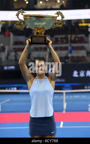 Peking, China. Oktober 2017. Caroline Garcia aus Frankreich feiert mit ihrer Trophäe, nachdem sie am 8. Oktober 2017 beim Tennis-Turnier der China Open in Peking, der Hauptstadt Chinas, das Finale der Frauen gegen Simona Halep aus Rumänien gewonnen hat. Quelle: Li Jundong/Xinhua/Alamy Live News Stockfoto