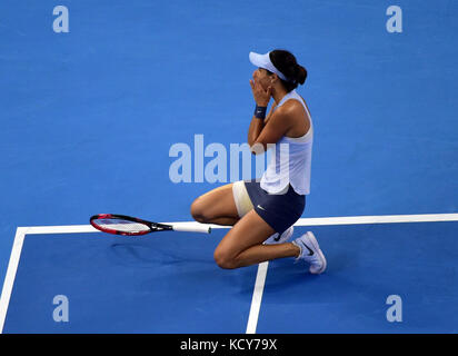 Peking, China. Oktober 2017. Caroline Garcia aus Frankreich feiert, nachdem sie am 8. Oktober 2017 beim Tennis-Turnier der China Open in Peking, der Hauptstadt Chinas, das Finale der Frauen gegen Simona Halep aus Rumänien gewonnen hat. Quelle: Zhang Chenlin/Xinhua/Alamy Live News Stockfoto