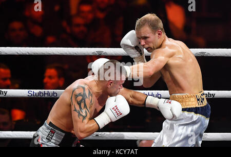 Stuttgart, Deutschland. Oktober 2017. Stefan Haertel (Deutschland) und der ukrainische Viktor Polyakov (L) beteiligen sich an der IBO-Boxweltmeisterschaft in Stuttgart am 7. Oktober 2017. Quelle: Sebastian Gollnow/dpa/Alamy Live News Stockfoto