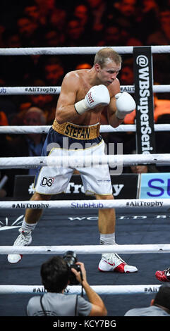 Stuttgart, Deutschland. Oktober 2017. Stefan Haertel aus Deutschland im Kampf gegen Viktor Polyakov aus der Ukraine bei der IBO Boxweltmeisterschaft in Stuttgart, 7. Oktober 2017. Quelle: Sebastian Gollnow/dpa/Alamy Live News Stockfoto