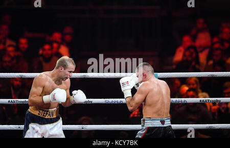 Stuttgart, Deutschland. Oktober 2017. Stefan Haertel (Deutschland) und der ukrainische Viktor Polyakov (L) beteiligen sich an der IBO-Boxweltmeisterschaft in Stuttgart am 7. Oktober 2017. Quelle: Sebastian Gollnow/dpa/Alamy Live News Stockfoto