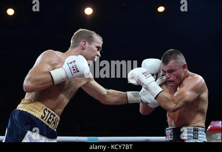 Stuttgart, Deutschland. Oktober 2017. Stefan Haertel (Deutschland) und der ukrainische Viktor Polyakov (L) beteiligen sich an der IBO-Boxweltmeisterschaft in Stuttgart am 7. Oktober 2017. Quelle: Marijan Murat/dpa/Alamy Live News Stockfoto