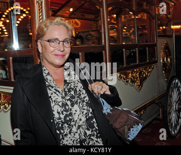 München, Deutschland. Oktober 2017. Schauspielerin Katerina Jocob während der Premiere-Gala des Circus Roncalli unter dem Motto „40 Jahre Reisen zum Regenbogen“ im Leonrods Plaza Zelt in München, Deutschland, 7. Oktober 2017. Die Jubiläumsaufführung dauert bis zum 12. November 2017. Ursula Düren/dpa/Alamy Live News Stockfoto