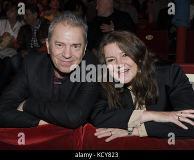 München, Deutschland. Oktober 2017. Der Musiker und Komponist Guenther Sigl und seine Frau Doris während der Erstgala des Circus Roncalli unter dem Motto „40 Years of Travel towards the Rainbow“ im Leonrods Plaza Zelt in München, Deutschland, 7. Oktober 2017. Die Jubiläumsaufführung dauert bis zum 12. November 2017. Ursula Düren/dpa/Alamy Live News Stockfoto