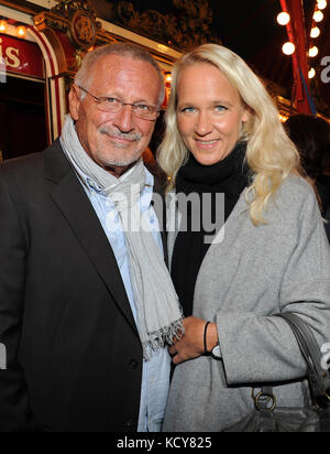 München, Deutschland. Oktober 2017. Der Musiker Konstantin Wecker und seine Frau Annik während der Erstgala des Circus Roncalli unter dem Motto „40 Jahre Reisen zum Regenbogen“ im Leonrods Plaza Zelt in München, Deutschland, 7. Oktober 2017. Die Jubiläumsaufführung dauert bis zum 12. November 2017. Ursula Düren/dpa/Alamy Live News Stockfoto