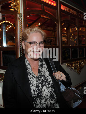 München, Deutschland. Oktober 2017. Schauspielerin Katerina Jocob während der Premiere-Gala des Circus Roncalli unter dem Motto „40 Jahre Reisen zum Regenbogen“ im Leonrods Plaza Zelt in München, Deutschland, 7. Oktober 2017. Die Jubiläumsaufführung dauert bis zum 12. November 2017. Ursula Düren/dpa/Alamy Live News Stockfoto