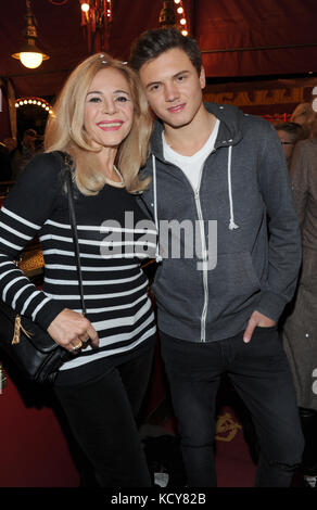 München, Deutschland. Oktober 2017. Schauspielerin Julia Kent und ihr Sohn Jacob während der Premiere-Gala des Circus Roncalli unter dem Motto „40 Years of Travel towards the Rainbow“ im Leonrods Plaza Zelt in München, Deutschland, 7. Oktober 2017. Die Jubiläumsaufführung dauert bis zum 12. November 2017. Ursula Düren/dpa/Alamy Live News Stockfoto