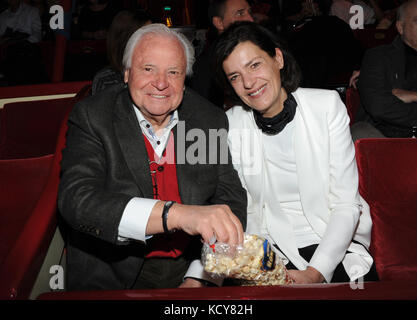 München, Deutschland. Oktober 2017. Sternekoch Eckart Witzigmann und seine Partnerin Nicola Witzigmann während der Premiere-Gala des Circus Roncalli unter dem Motto „40 Jahre Reisen zum Regenbogen“ im Leonrods Plaza Zelt in München, Deutschland, 7. Oktober 2017. Die Jubiläumsaufführung dauert bis zum 12. November 2017. Ursula Düren/dpa/Alamy Live News Stockfoto