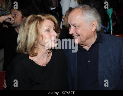 München, Deutschland. Oktober 2017. Regisseur Michael Verhoeven und seine Frau, Schauspielerin Senta Berger, während der Premiere-Gala des Circus Roncalli unter dem Motto „40 Jahre Reisen zum Regenbogen“ im Leonrods Plaza Zelt in München, Deutschland, 7. Oktober 2017. Die Jubiläumsaufführung dauert bis zum 12. November 2017. Ursula Düren/dpa/Alamy Live News Stockfoto