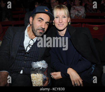 München, Deutschland. Oktober 2017. Schauspieler Adnan Maral und Ehefrau Franziska während der Premiere-Gala des Circus Roncalli unter dem Motto „40 Years of Travel to the Rainbow“ im Leonrods Plaza Zelt in München, Deutschland, 7. Oktober 2017. Die Jubiläumsaufführung dauert bis zum 12. November 2017. Ursula Düren/dpa/Alamy Live News Stockfoto