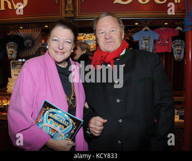 München, Deutschland. Oktober 2017. Endre und Christine Count und Gräfin Esterhazy während der Erstgala des Circus Roncalli unter dem Motto „40 Years of Traveling Towards the Rainbow“ im Leonrods Plaza Zelt in München, Deutschland, 7. Oktober 2017. Die Jubiläumsaufführung dauert bis zum 12. November 2017. Ursula Düren/dpa/Alamy Live News Stockfoto