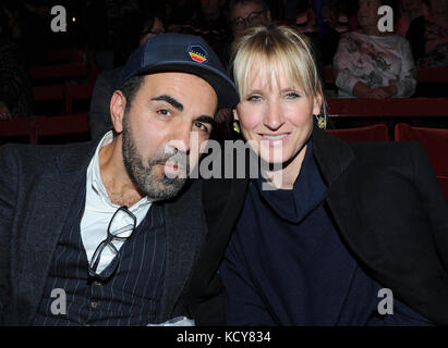 München, Deutschland. Oktober 2017. Schauspieler Adnan Maral und Ehefrau Franziska während der Premiere-Gala des Circus Roncalli unter dem Motto „40 Years of Travel to the Rainbow“ im Leonrods Plaza Zelt in München, Deutschland, 7. Oktober 2017. Die Jubiläumsaufführung dauert bis zum 12. November 2017. Ursula Düren/dpa/Alamy Live News Stockfoto