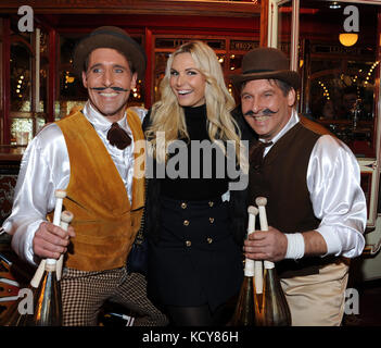 München, Deutschland. Oktober 2017. Das Model Alessandra Geissel lächelt zwischen zwei Künstlern während der Premiere-Gala des Circus Roncalli unter dem Motto „40 Jahre Reisen zum Regenbogen“ im Leonrods Plaza Zelt in München, Deutschland, 7. Oktober 2017. Die Jubiläumsaufführung dauert bis zum 12. November 2017. Ursula Düren/dpa/Alamy Live News Stockfoto