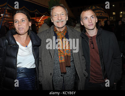 München, Deutschland. Oktober 2017. Der Schauspieler und Schriftsteller Franz Xaver Kroetz, seine ehemalige Frau Marie-Theres Relin-Kroetz und ihr Sohn Ferdinand posieren während der Premiere-Gala des Circus Roncalli unter dem Motto „40 Jahre Reisen zum Regenbogen“ am 7. Oktober 2017 im Leonrods Plaza Zelt in München. Die Jubiläumsaufführung dauert bis zum 12. November 2017. Ursula Düren/dpa/Alamy Live News Stockfoto