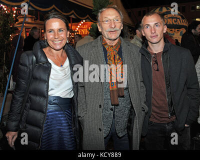 München, Deutschland. Oktober 2017. Der Schauspieler und Schriftsteller Franz Xaver Kroetz, seine ehemalige Frau Marie-Theres Relin-Kroetz und ihr Sohn Ferdinand posieren während der Premiere-Gala des Circus Roncalli unter dem Motto „40 Jahre Reisen zum Regenbogen“ am 7. Oktober 2017 im Leonrods Plaza Zelt in München. Die Jubiläumsaufführung dauert bis zum 12. November 2017. Ursula Düren/dpa/Alamy Live News Stockfoto