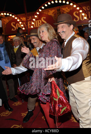 München, Deutschland. Oktober 2017. Die Schauspielerin Jutta Speidel und die Künstler lächeln und posieren während der Premiere-Gala des Circus Roncalli unter dem Motto „40 Years of Travel towards the Rainbow“ im Leonrods Plaza Zelt in München, Deutschland, 7. Oktober 2017. Die Jubiläumsaufführung dauert bis zum 12. November 2017. Ursula Düren/dpa/Alamy Live News Stockfoto