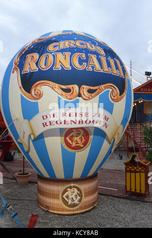 München, Deutschland. Oktober 2017. Die Buchstaben „Roncalli“ sind während der Premiere-Gala des Circus Roncalli unter dem Motto „40 Jahre Reisen zum Regenbogen“ im Leonrods Plaza Zelt in München am 7. Oktober 2017 zu sehen. Die Jubiläumsaufführung dauert bis zum 12. November 2017. Ursula Düren/dpa/Alamy Live News Stockfoto