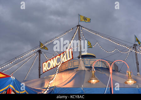 München, Deutschland. Oktober 2017. Die Buchstaben „Roncalli“ sind während der Premiere-Gala des Circus Roncalli unter dem Motto „40 Jahre Reisen zum Regenbogen“ im Leonrods Plaza Zelt in München am 7. Oktober 2017 zu sehen. Die Jubiläumsaufführung dauert bis zum 12. November 2017. Ursula Düren/dpa/Alamy Live News Stockfoto