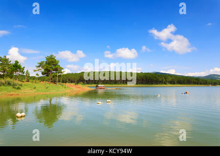 Fischernetz in Tuyen Lam See in Dalat, Provinz Lam Dong, Vietnam. Tuyen Lam See ist künstlicher See, 6 km südlich von Dalat Stockfoto