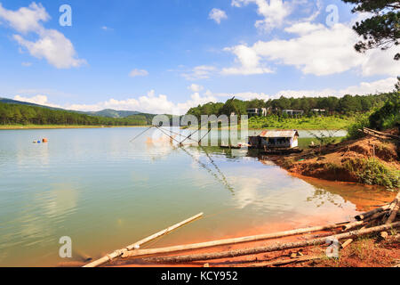 Fischernetz in Tuyen Lam See in Dalat, Provinz Lam Dong, Vietnam. Tuyen Lam See ist künstlicher See, 6 km südlich von Dalat Stockfoto