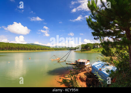 Fischernetz in Tuyen Lam See in Dalat, Provinz Lam Dong, Vietnam. Tuyen Lam See ist künstlicher See, 6 km südlich von Dalat Stockfoto