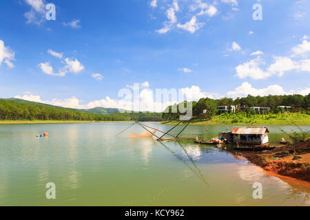 Fischernetz in Tuyen Lam See in Dalat, Provinz Lam Dong, Vietnam. Tuyen Lam See ist künstlicher See, 6 km südlich von Dalat Stockfoto