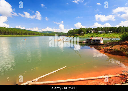 Fischernetz in Tuyen Lam See in Dalat, Provinz Lam Dong, Vietnam. Tuyen Lam See ist künstlicher See, 6 km südlich von Dalat Stockfoto