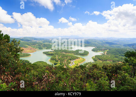 Tuyen Lam See ist ein See in der Stadt Da Lat, Lam Dong, Vietnam. Der See hat eco Holiday Resort unter grünen Pinienwald, frische Luft ... Stockfoto