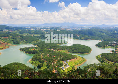 Tuyen Lam See ist ein See in der Stadt Da Lat, Lam Dong, Vietnam. Der See hat eco Holiday Resort unter grünen Pinienwald, frische Luft ... Stockfoto