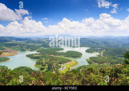 Tuyen Lam See ist ein See in der Stadt Da Lat, Lam Dong, Vietnam. Der See hat eco Holiday Resort unter grünen Pinienwald, frische Luft ... Stockfoto