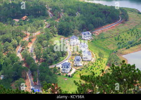 Ein Luxus Resort in Tuyen Lam See, Dalat, vietnam Lam Dong. Das Resort unter grünen Pinienwald, frische Luft, reine Umwelt, romantische Szene Stockfoto