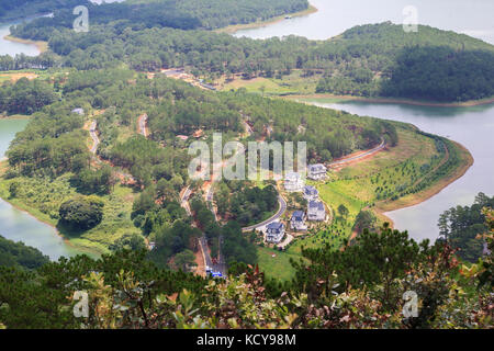 Ein Luxus Resort in Tuyen Lam See, Dalat, vietnam Lam Dong. Das Resort unter grünen Pinienwald, frische Luft, reine Umwelt, romantische Szene Stockfoto