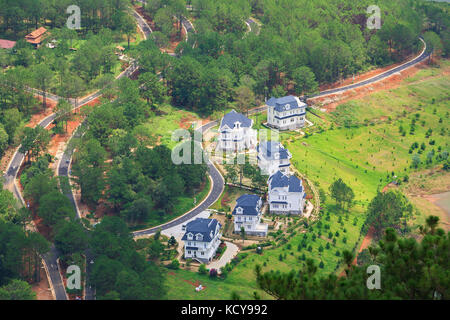 Ein Luxus Resort in Tuyen Lam See, Dalat, vietnam Lam Dong. Das Resort unter grünen Pinienwald, frische Luft, reine Umwelt, romantische Szene Stockfoto