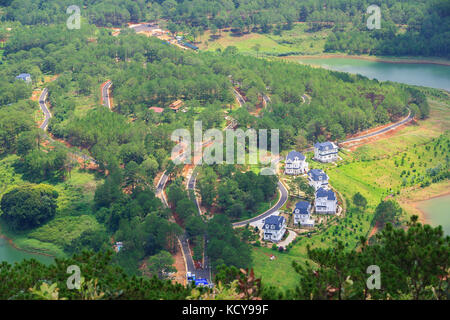 Ein Luxus Resort in Tuyen Lam See, Dalat, vietnam Lam Dong. Das Resort unter grünen Pinienwald, frische Luft, reine Umwelt, romantische Szene Stockfoto