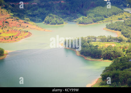 Tuyen Lam See ist ein See in der Stadt Da Lat, Lam Dong, Vietnam. Der See hat eco Holiday Resort unter grünen Pinienwald, frische Luft ... Stockfoto