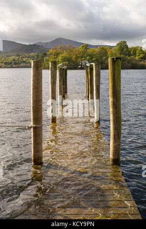 Überflutet Bootsanleger im Derwentwater in Keswick, Cumbria, England, Großbritannien Stockfoto