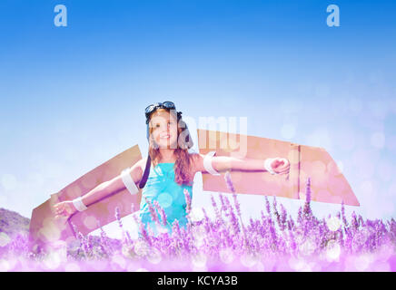 Portrait von eine entzückende rothaarige Mädchen, das Tragen eines aviator Kostüm, stehend in Lavendel gegen den klaren Himmel Stockfoto