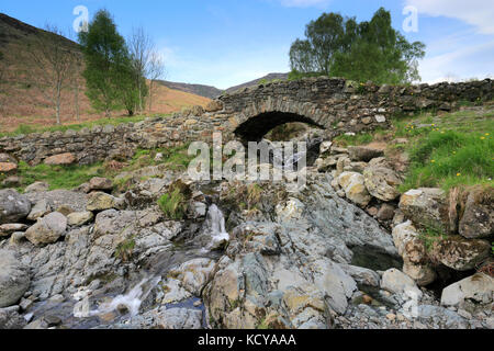 Ashness Stein packesel Bridge, Lake District National Park, Grafschaft Cumbria, England, Großbritannien Stockfoto