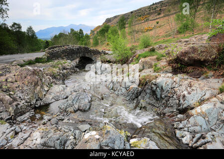 Ashness Stein packesel Bridge, Lake District National Park, Grafschaft Cumbria, England, Großbritannien Stockfoto