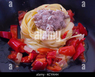 Tagliatelle mit Hackfleisch und Gemüse Stockfoto