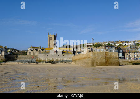 St ia Kirche mit Blick auf den Hafen von St Ives in Cornwall. Stockfoto