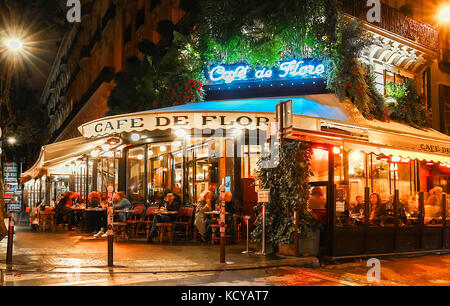 Das berühmte Café de Flore bei regnerischer Nacht, Paris, Frankreich. Stockfoto