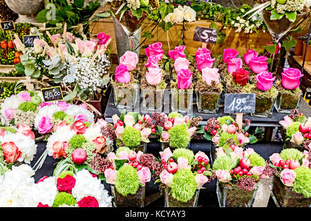 Rouen (Normandie, Frankreich): Stall "Les Fleurs du Passage"; Blumenstand nahe dem Uhrturm Stockfoto