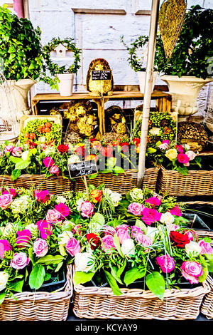 Rouen (Normandie, Frankreich): Stall "Les Fleurs du Passage"; Blumenstand nahe dem Uhrturm Stockfoto