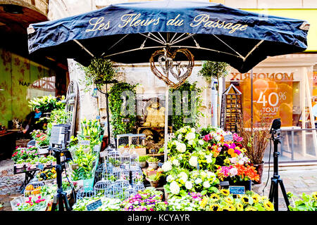 Rouen (Normandie, Frankreich): Stall "Les Fleurs du Passage"; Blumenstand nahe dem Uhrturm Stockfoto