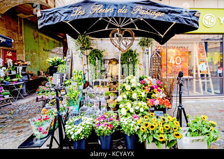 Rouen (Normandie, Frankreich): Stall "Les Fleurs du Passage"; Blumenstand nahe dem Uhrturm Stockfoto