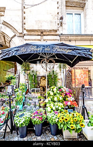 Rouen (Normandie, Frankreich): Stall "Les Fleurs du Passage"; Blumenstand nahe dem Uhrturm Stockfoto